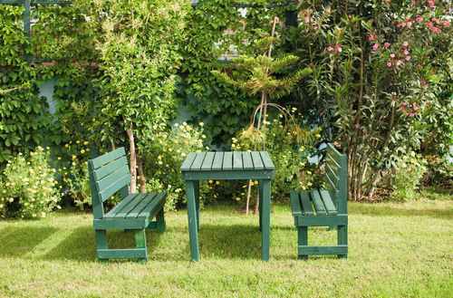 Konserwacja drewnianych mebli i konstrukcji podczas wiosennych porządków w ogrodzie